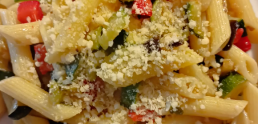 Penne al Sugo di Peperoni e Zucchine