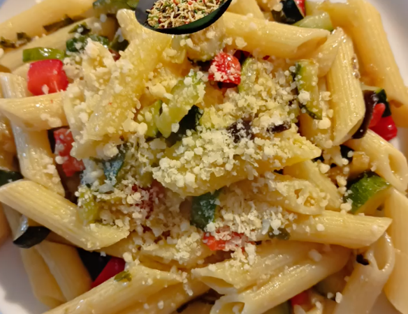 Penne al Sugo di Peperoni e Zucchine