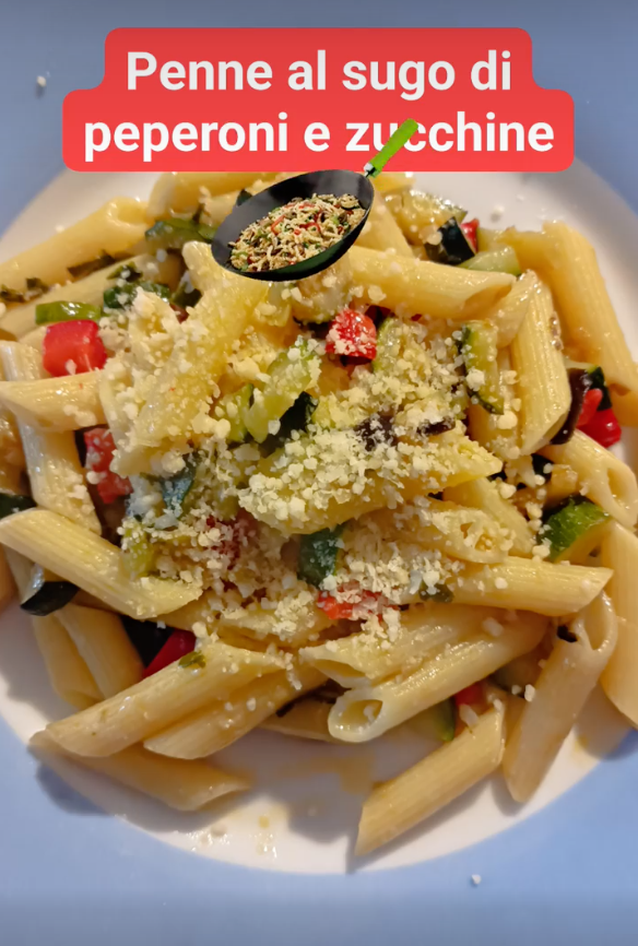 Penne al Sugo di Peperoni e Zucchine